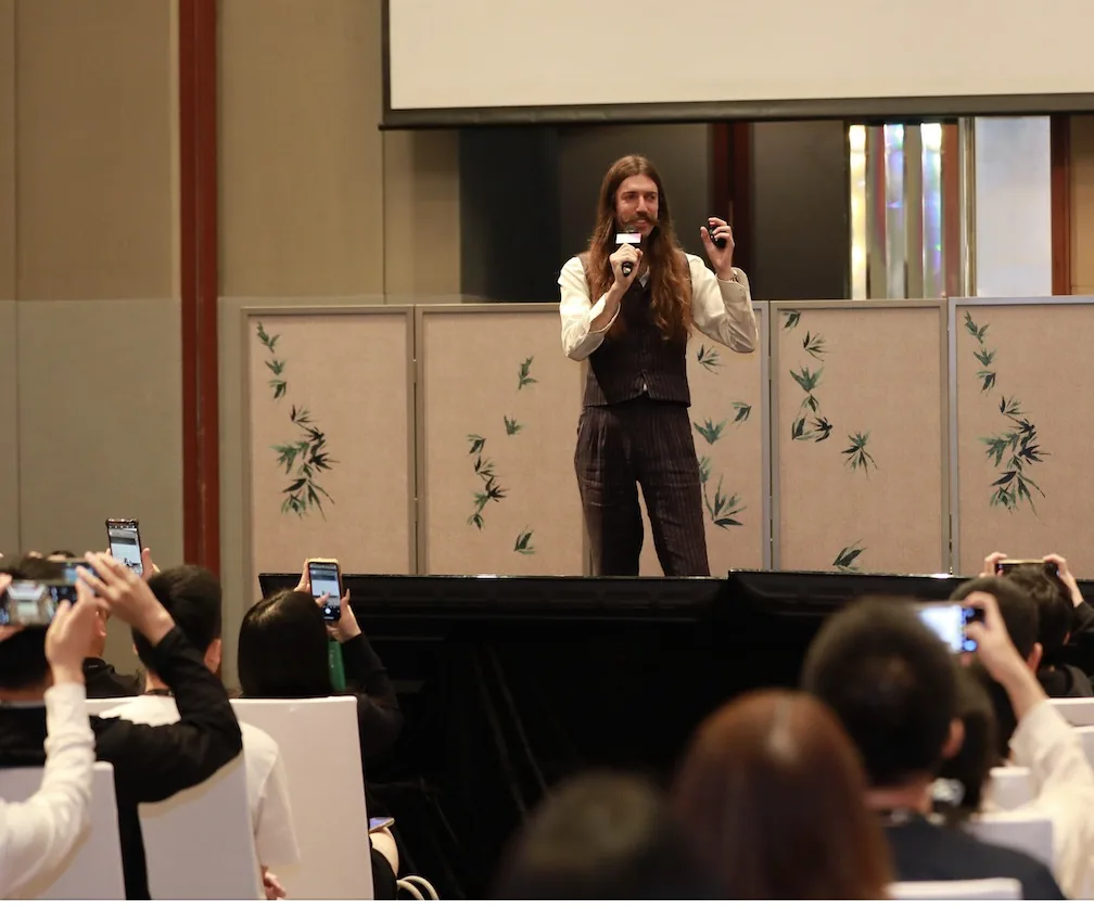 Stewart Vickers presenting at Shenzhen SEO Conference 2025, The Ritz-Carlton
