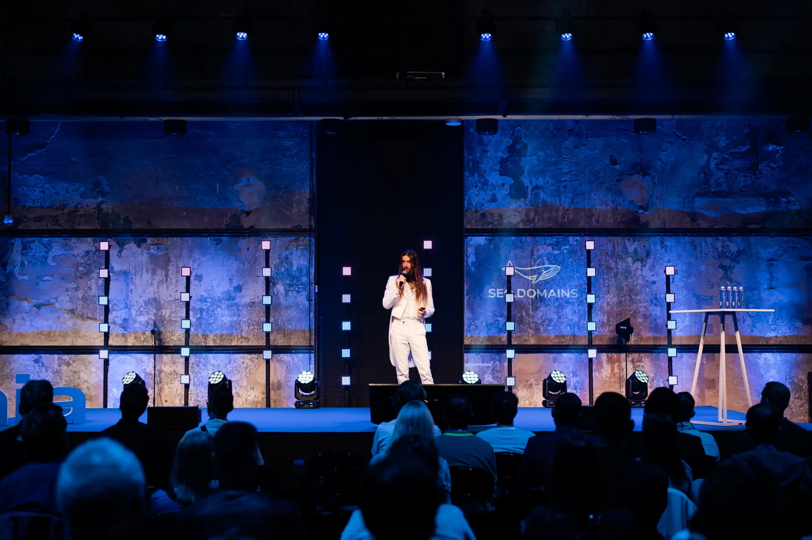 Stewart Vickers in a white suit on the SEO Estonia 2025 main stage at Tallinn Creative Hub